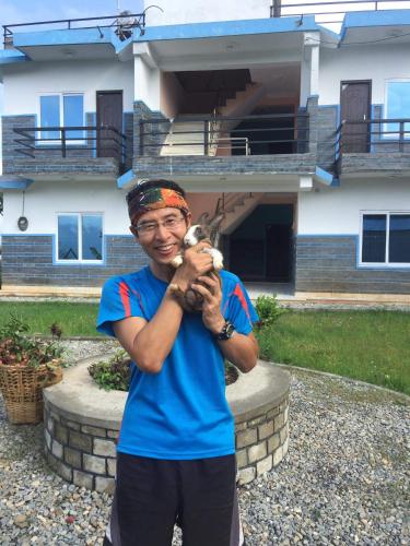 Mascotas con sus dueños en Himalaya Serene View Guest House & Farm Stay