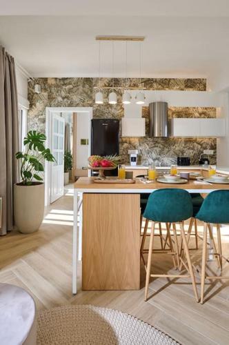 KaiZen Chania - New Central Apartment Just 350m Away With Private Jacuzzi and free parking!
