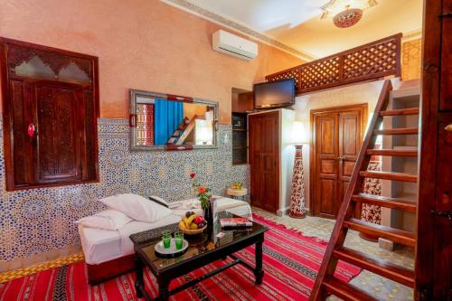 uma sala de estar com um sofá branco e uma escada em Riad Rêves D'orient & Spa em Marrakech