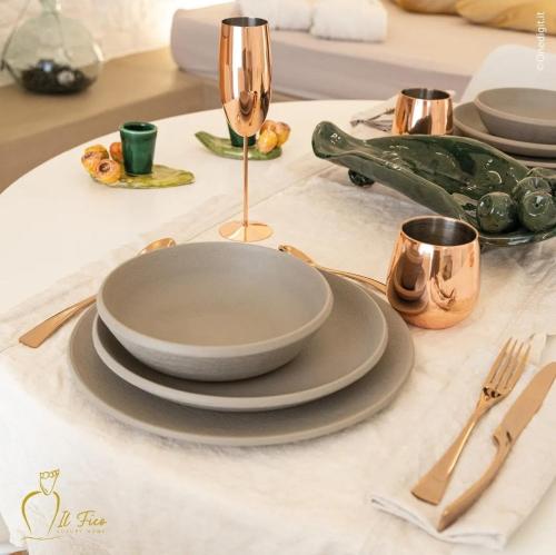 オストゥーニにあるIL Fico Luxury Home Ostuniの皿とガラスのテーブルセット