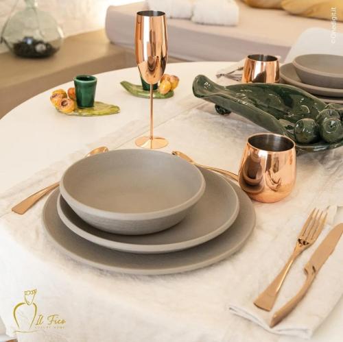 un set da tavola con un piatto e un bicchiere di IL Fico Luxury Home Ostuni a Ostuni