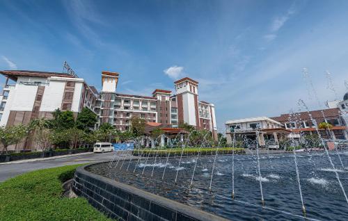 a water fountain in front of a building at Summit Windmill Golf Suite Hotel at Suvarnabhumi in Bangna