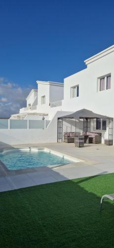 une maison avec une piscine dans l'établissement Villa Selena, à Playa Blanca