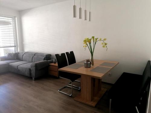ein Wohnzimmer mit Tisch und Couch in der Unterkunft Apartment in the old town in Bratislava