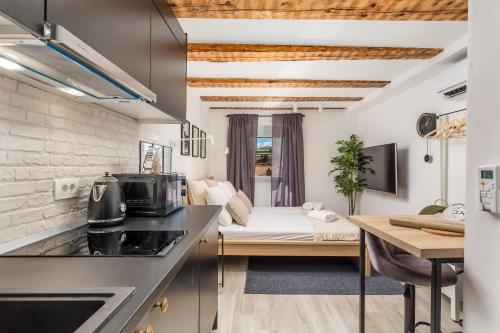 une cuisine et un salon avec un canapé dans l'établissement Grota apartment in the center 2, à Rijeka