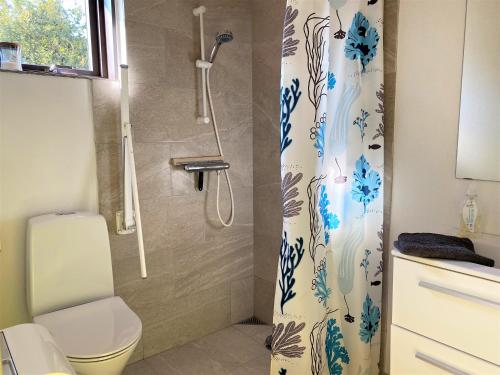 uma cortina de chuveiro na casa de banho com WC em Event4U em Nykobing Mors