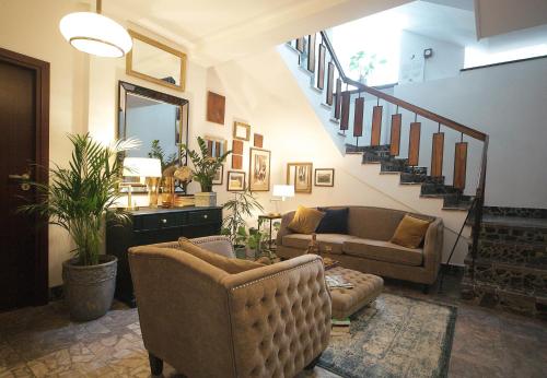 卡齊米日－多爾尼的住宿－Willa Murka，一间带两把椅子和楼梯的客厅