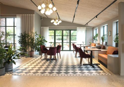 vestíbulo con mesa, sillas y sofá en Kvibergs Vandrarhem - Hostel, en Gotemburgo
