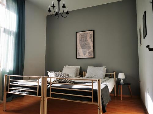 - une chambre avec 2 lits dans l'établissement Radomir Downtown Apartments, à Radomir