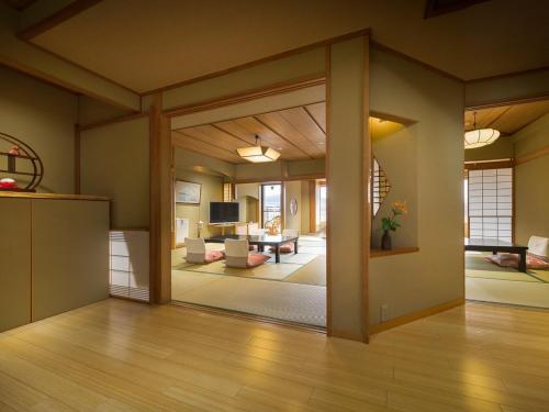 a living room with a view of the living room at Kaneyamaen in Fujiyoshida