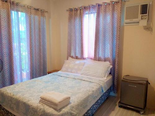 Un pat sau paturi într-o cameră la Solsken Guest House