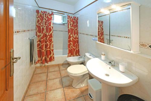 een badkamer met een toilet en een wastafel bij Casa La Caleta in Los Llanos de Aridane