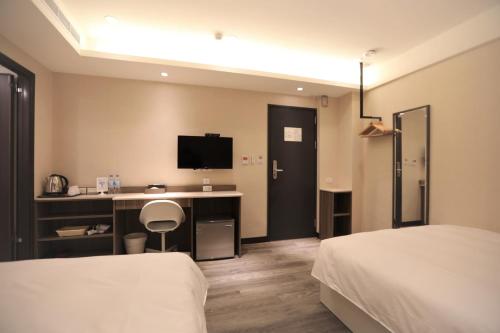 Postel nebo postele na pokoji v ubytování Chair Man Hotel
