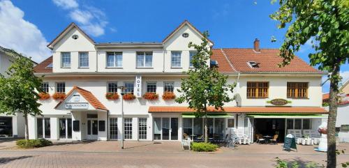 un edificio blanco con techo rojo en Hotel Schlömer, en Cloppenburg