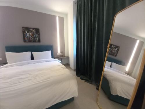 um quarto com duas camas e um espelho em Apollonas - 1BR Lux Apartment - Tsimiski Ladadika - Explore Center by foot - Close to Aristotelous square em Tessalônica