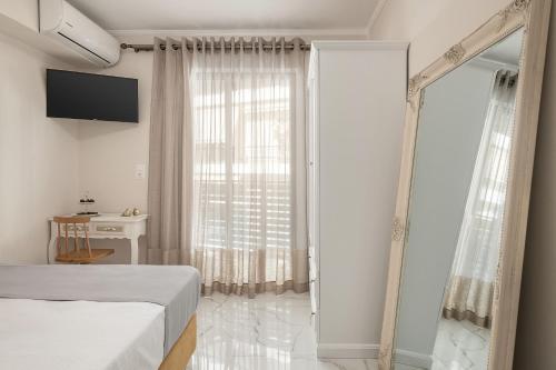 1 dormitorio con cama y ventana en Elvira City Apartment, en La Canea