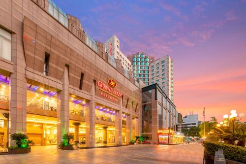 ein großes Gebäude in einer Stadt in der Nacht in der Unterkunft Crowne Plaza Foshan, an IHG Hotel - Exclusive bus stations for HKSAR round-trips in Foshan