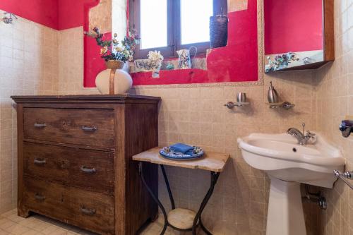 La salle de bains est pourvue d'un lavabo, de toilettes et d'un miroir. dans l'établissement Casa Vacanze Villa Giada Jacuzzi, à Raguse