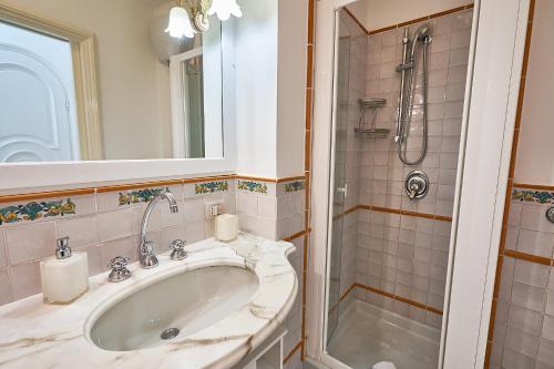 y baño con lavabo y ducha. en B&B Casa Silvana en Capri