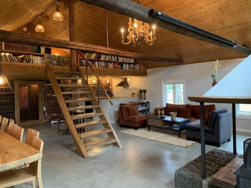 ein Wohnzimmer mit einer Wendeltreppe in einem Haus in der Unterkunft Morellgården in Larvik