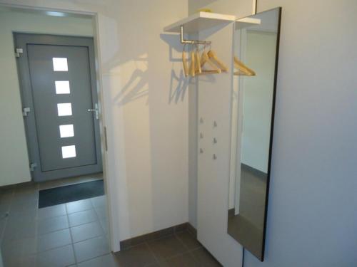Zimmer mit einem Schrank mit einem Spiegel und einer Tür in der Unterkunft Postwiese 21B in Winterberg