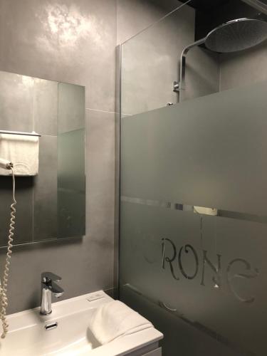 a bathroom with a sink and a toilet and a mirror at V E R O N E - Rooms & Suites - Liège - Rocourt in Liège
