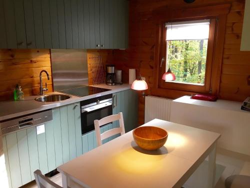 a kitchen with a bowl on top of a table at Blokhuis Heringhausen-Diemelsee in Diemelsee