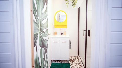 דאוס האוס - דירות אירוח מודרניות ושקטות في إيلات: حمام مع مرآة وخزانة بيضاء