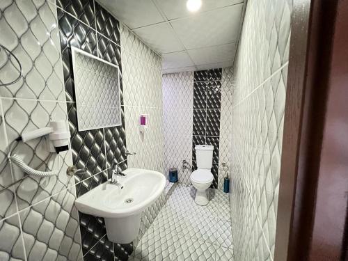 uma casa de banho com um lavatório e um WC em DUVAHi OTEL KONAKLAMA em Adana
