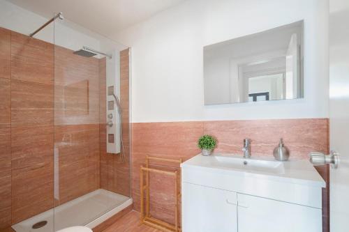 ein Bad mit einem WC, einem Waschbecken und einer Dusche in der Unterkunft Warm and Cozy Parquet Flooring Apartment in Almada in Almada