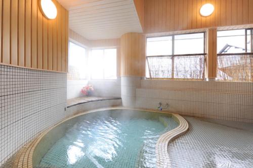 - une grande salle de bains pourvue d'une grande baignoire dans l'établissement Dai Onsen Matsudaya Ryokan, à Hanamaki
