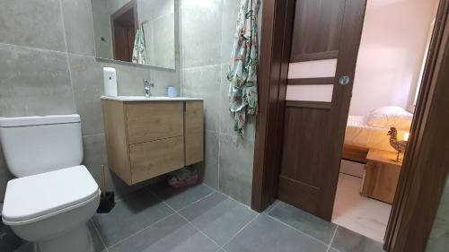 bagno con servizi igienici, lavandino e letto di Qawra Deluxe a San Pawl il-Baħar