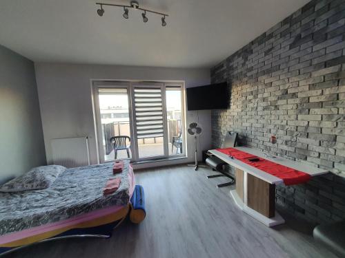 una camera con letto e muro di mattoni di Berylowa Apartament a Konin