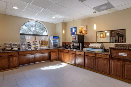 Una cocina o kitchenette en Comfort Suites Houston near Medical Center- NRG Stadium