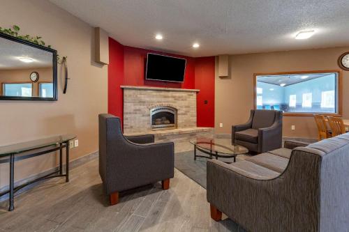 a living room with a fireplace and a tv at Quality Inn Redgranite in Redgranite