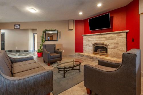 a living room with a fireplace and a tv at Quality Inn Redgranite in Redgranite