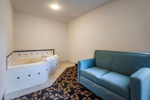 ein Wohnzimmer mit einer Badewanne und einer Couch in der Unterkunft Quality Inn in Redgranite