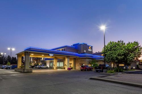 a building with a parking lot in front of it at Comfort Inn & Suites Coeur d'Alene in Coeur d'Alene
