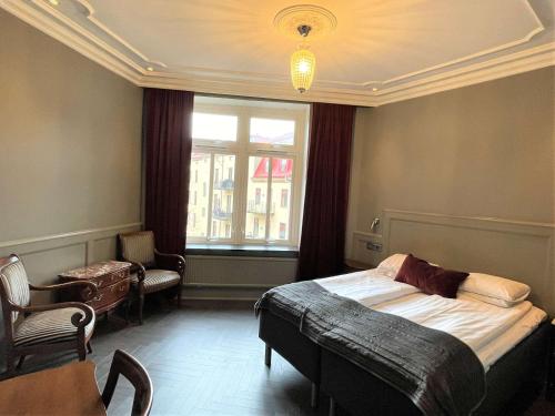 1 dormitorio con cama y ventana en Hotel Vasa, Sure Hotel Collection by Best Western en Gotemburgo
