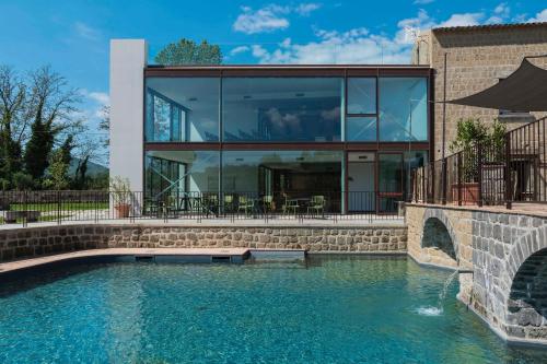 una casa con piscina y un edificio en Mulino Bencivenga, en Alvignano