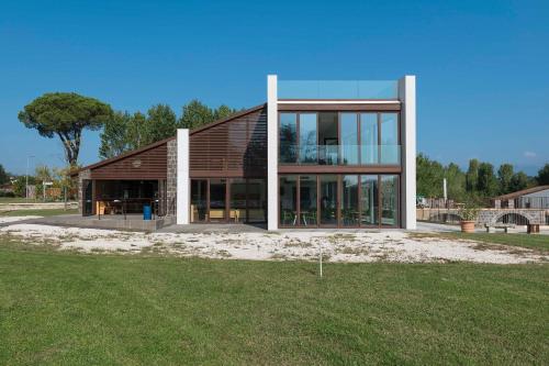un gran edificio con ventanas de cristal en un campo en Mulino Bencivenga, en Alvignano
