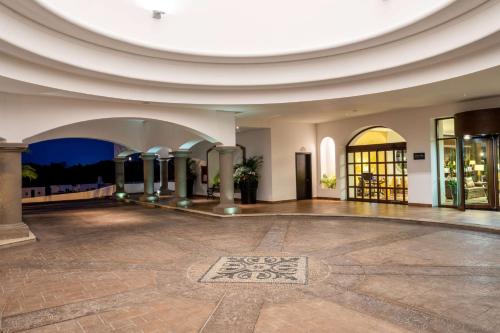 vestíbulo de un edificio con techo redondo en Grand Residences Riviera Cancun, All Inclusive en Puerto Morelos