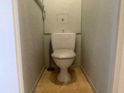Le PoëtにあるAppartement Vallouise-La Casse, 1 pièce, 4 personnes - FR-1-330G-66のバスルーム(白いトイレ付)が備わります。