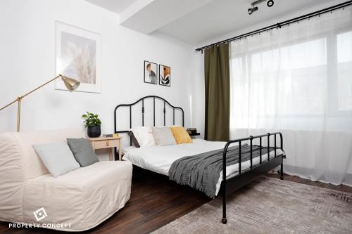 Giường trong phòng chung tại Modern Condo near Morii Lake