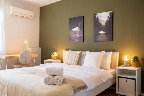een slaapkamer met een bed met twee handdoeken erop bij Flat with Sea View near Karsiyaka Coast in Izmir