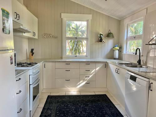 Kuchyň nebo kuchyňský kout v ubytování Childers Charmer with Aircon, WIFI & modern luxuries