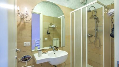 uma casa de banho com um lavatório e um espelho em VILLA CAPPELLETTI 12, Emma Villas em Cese