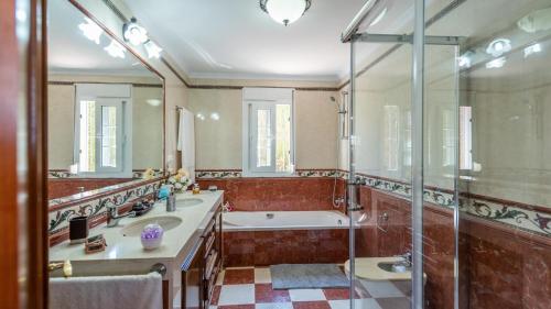 Bathroom sa Villa Jeroma Mijas Costa by Ruralidays