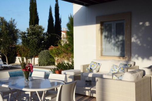 Χώρος καθιστικού στο Akamas Carob Tree Villa