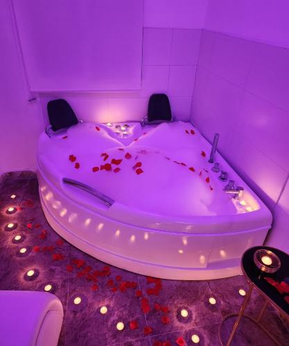 a purple room with a bath tub with blood on the floor at Apartamento Love Jacuzzi in Cartagena